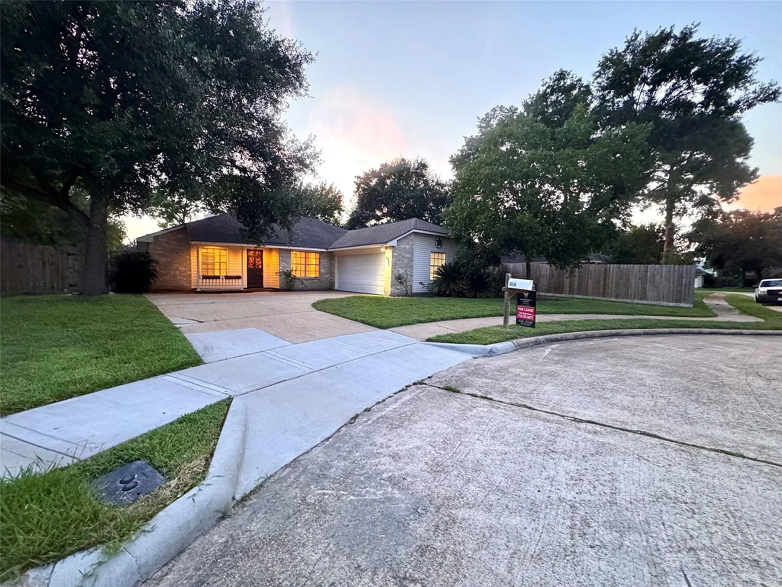 3 bed, 2.0 bath, 1666 sqft, $2,100 — Photo 2
