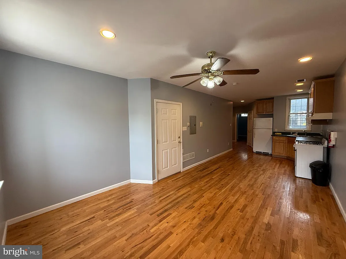 Building Photo - 1543 W Thompson St #1