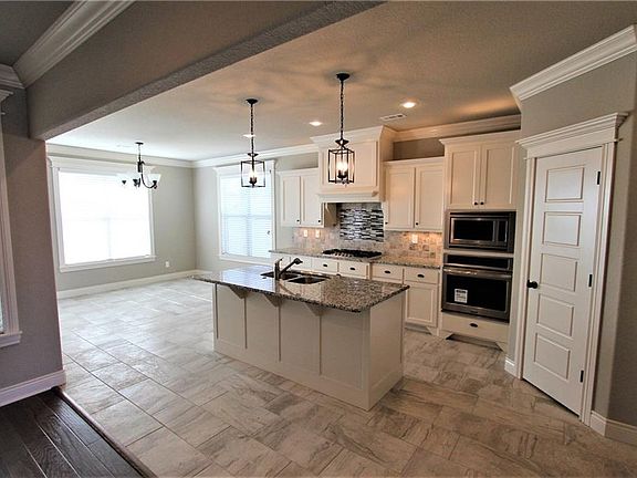 4th image of 1710 Helen Ln