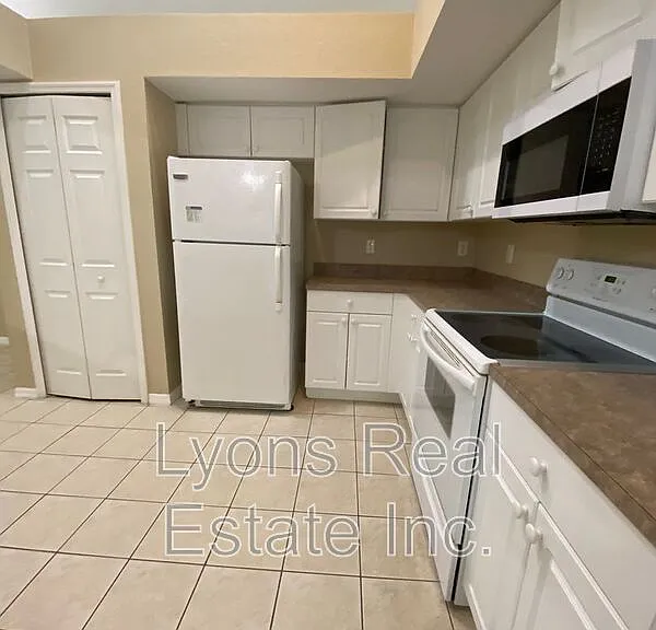2251 SW 4th St — Photo 8