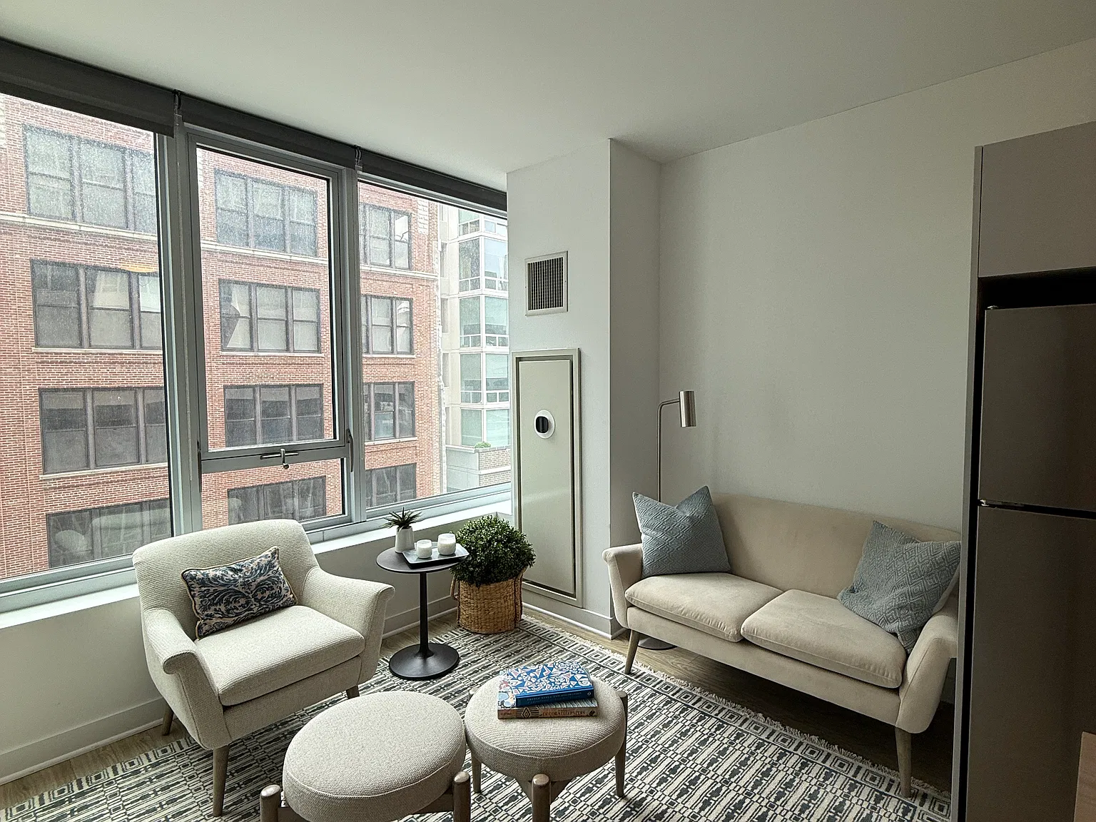 Studio, 530 sqft, $2,212 — Photo 2