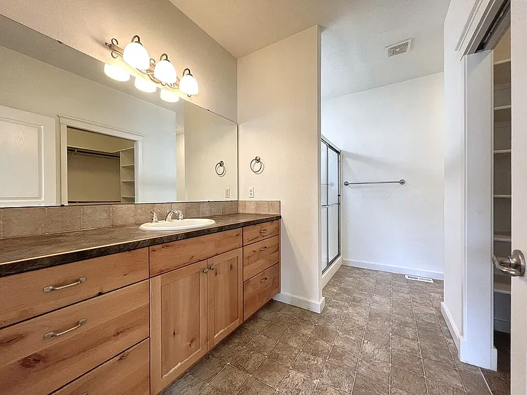 717 W Claire St — Photo 31