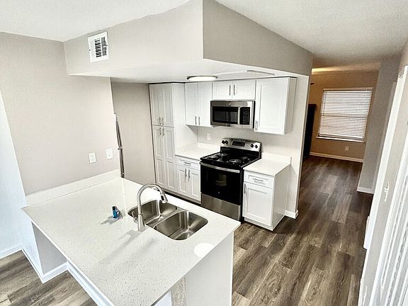 3rd image of 215 Wood St #2B-2Ba-919Sqft