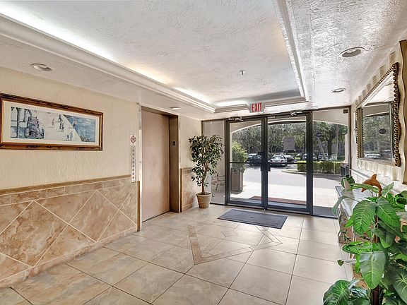 3rd image of 825 Egret Circle #511
