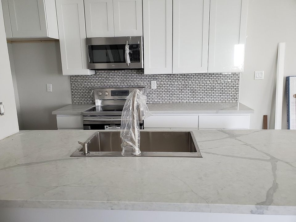 1st image of 5560 Spinnaker Dr APT 3