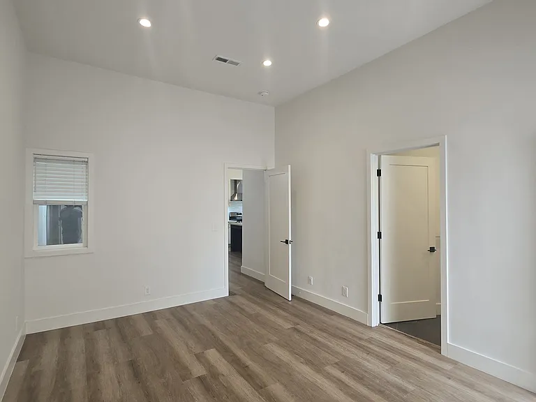 1649 La Salle Ave #1649 — Photo 6