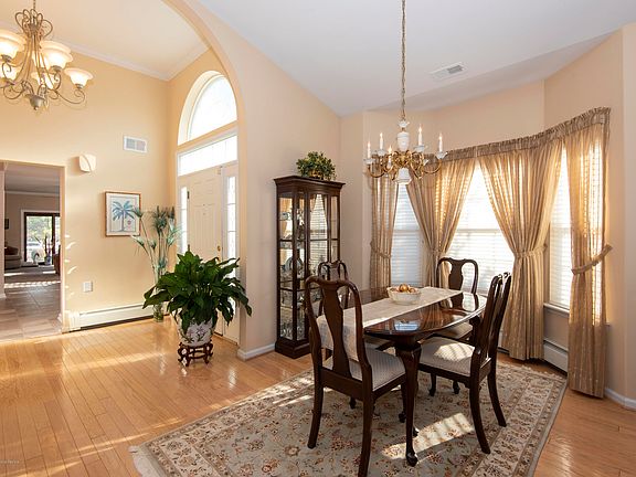 5th image of 19 Verona Dr