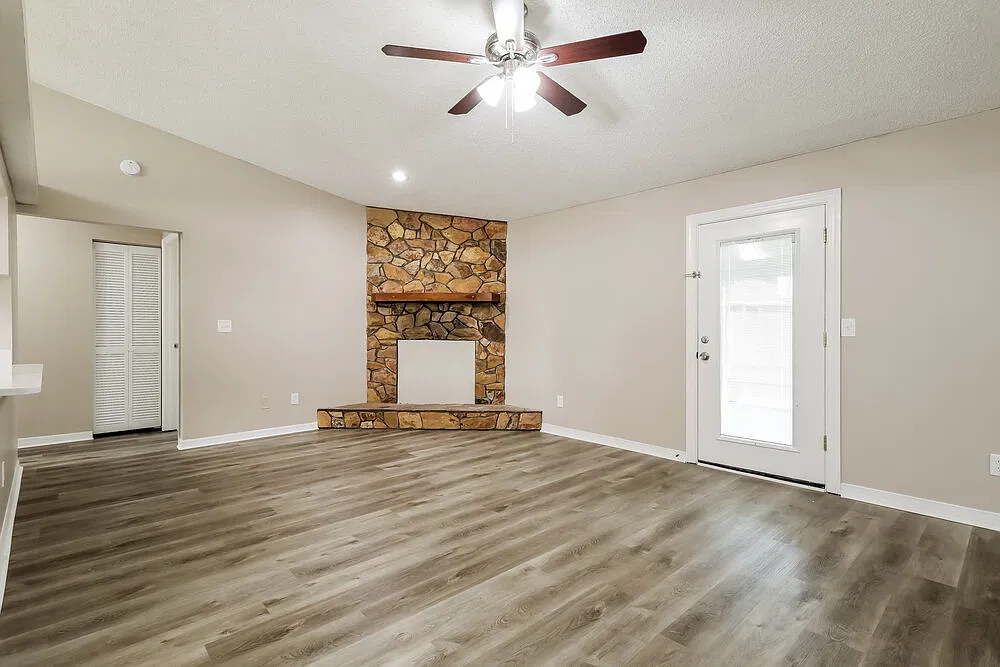 3 bed, 2.0 bath, 1238 sqft, $1,685 — Photo 4