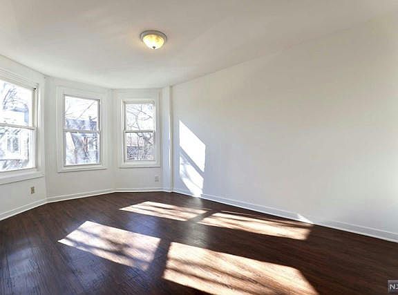 3rd image of 50 Eaton Pl #B