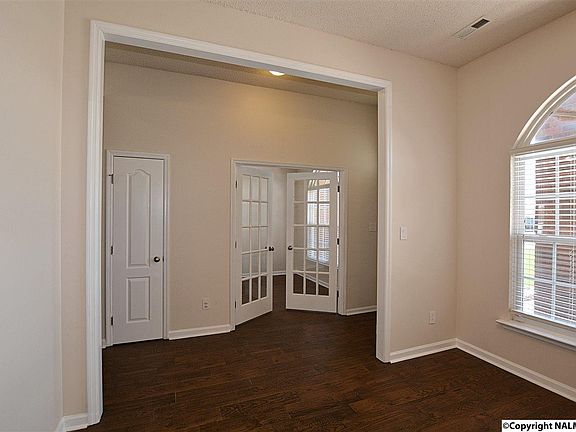 4th image of 103 Hoven Ct