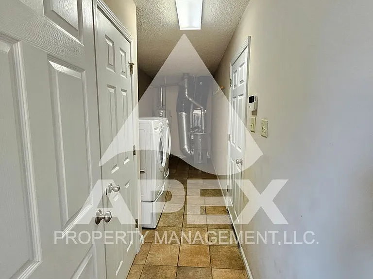 2528 Cinema Dr — Photo 12
