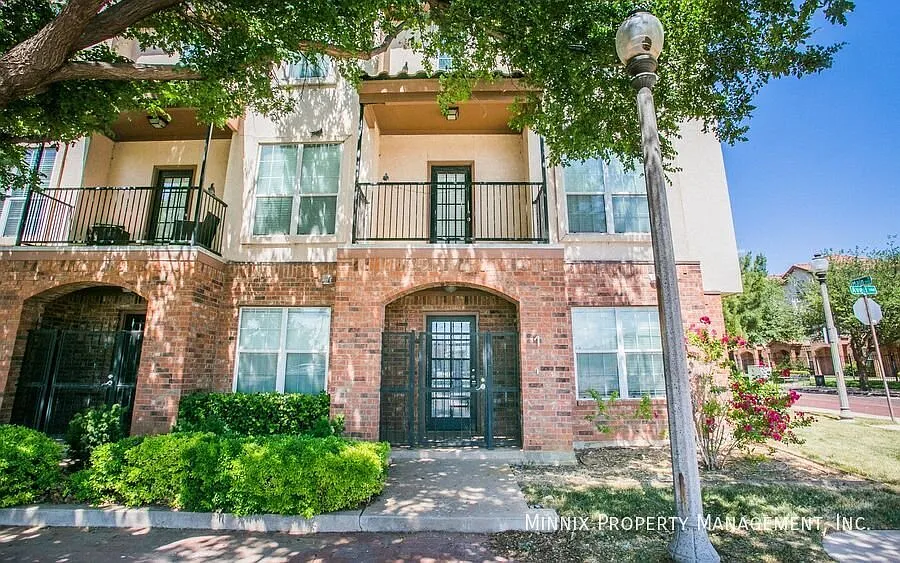 3 bedroom/ 3.5 bath | Free 75 inch TV | Close to Texas Tech | 2101 Main St. #1 — Photo 2