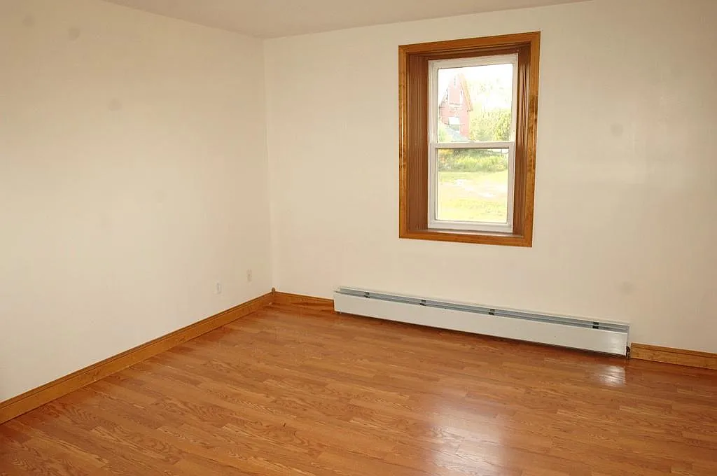 3 bed, 900 sqft, $2,100 — Photo 2