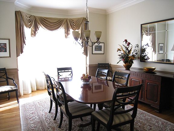 Formal dining room w/bay window