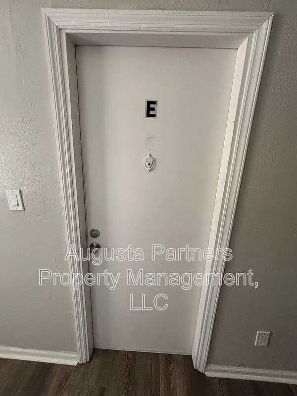 Studio, 1.0 bath, 361 sqft, $700 — Photo 2