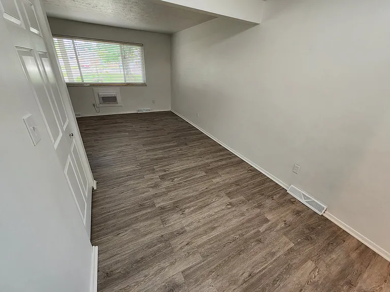 2472 Warren Pkwy — Photo 20