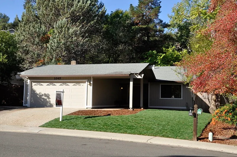 1045 Mikkelsen Dr photo 1