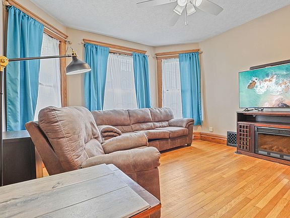 4th image of 129 Bolton Ave