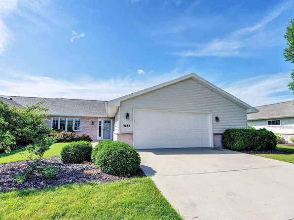 1685 Twin Lakes Cir, Green Bay, WI 54311