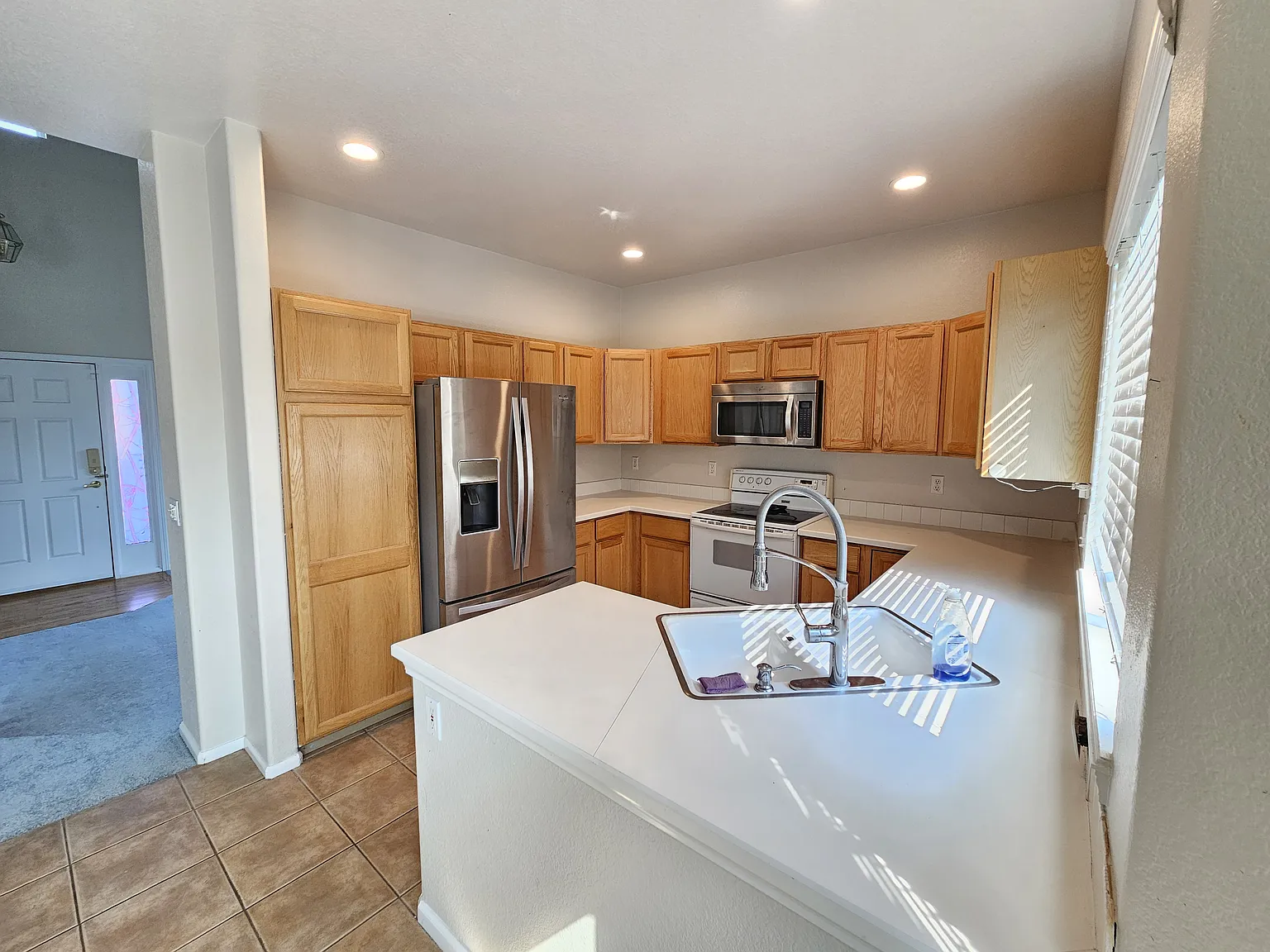 3 bed, 2.5 bath, 2600 sqft, $3,100 — Photo 2