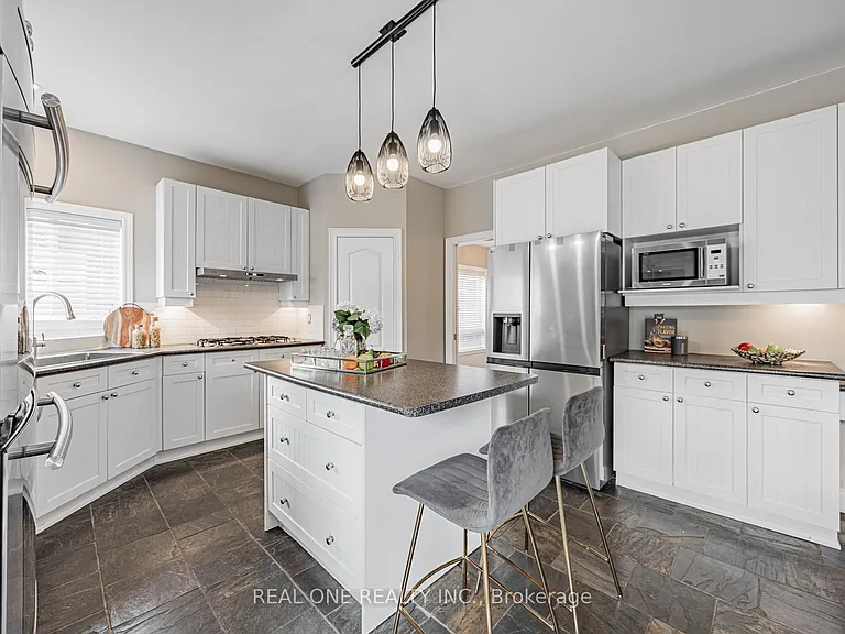 51 Hanson Cres — Photo 12
