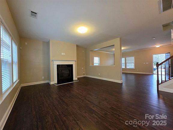 5th image of 10927 Kinnairds St