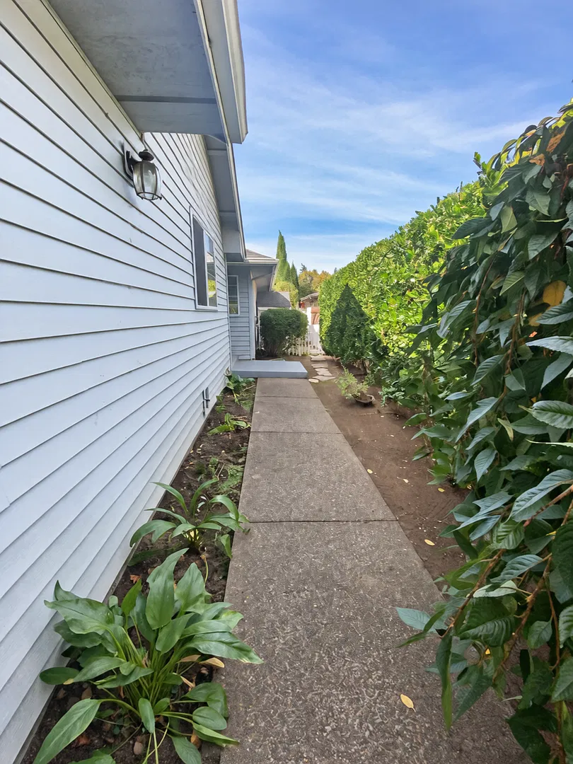 Four-Bedroom Duplex with Bonus Room & W/D Hookups South Salem — Photo 2