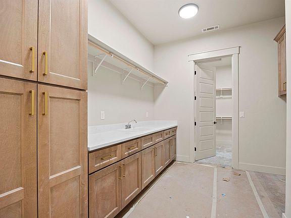 5th image of 161 Riviera Dr