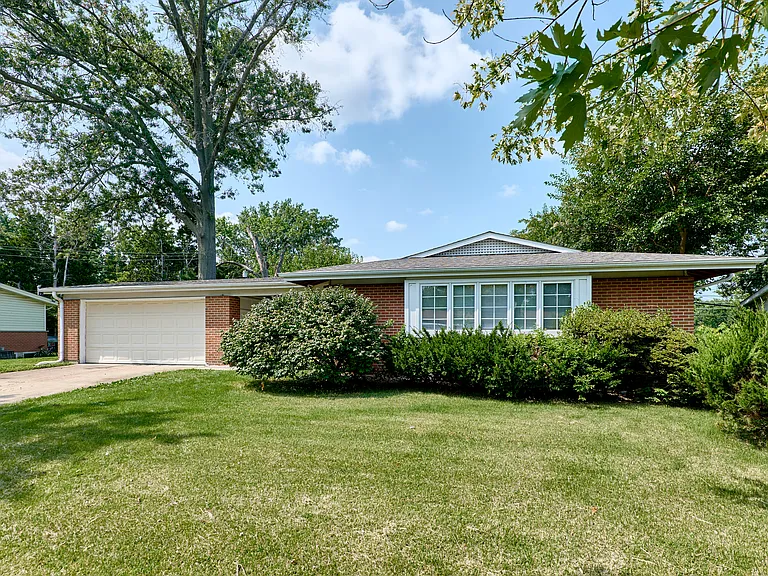 1495 Tremont Dr — Photo 2