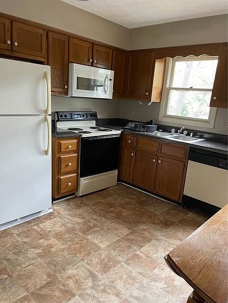 Kitchen with all appliances