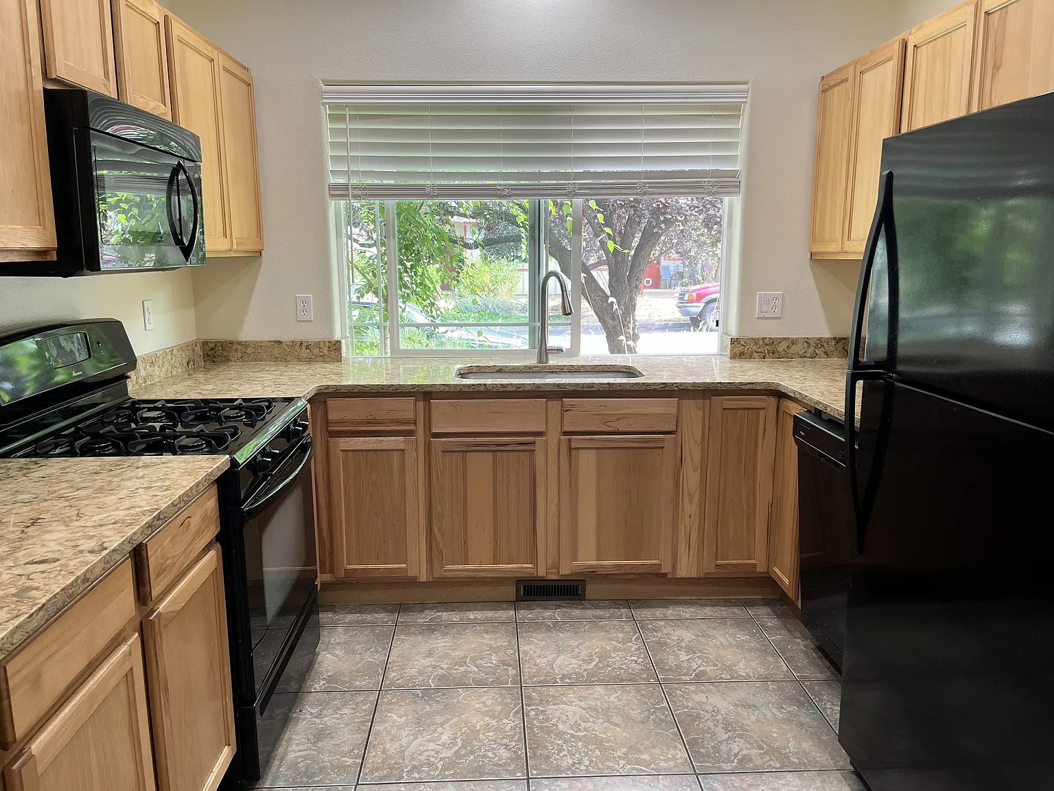 3 bed, 2.5 bath, 1563 sqft, $2,700 — Photo 2