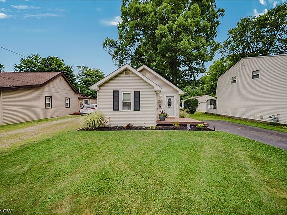 2nd image of 7611 Manor Dr