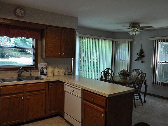 4th image of 325 Hillhurst Dr