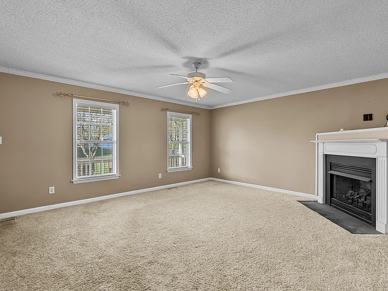 4035 Lenora Dr — Photo 3