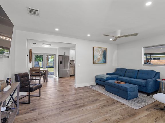 5th image of 918 SE 3RD Avenue