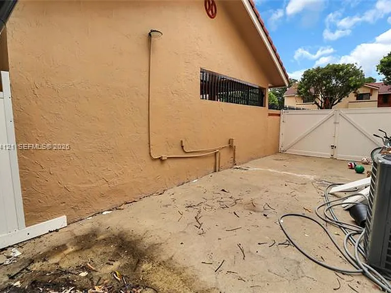17920 NW 68th Ave #Townhouse 31 — Photo 25