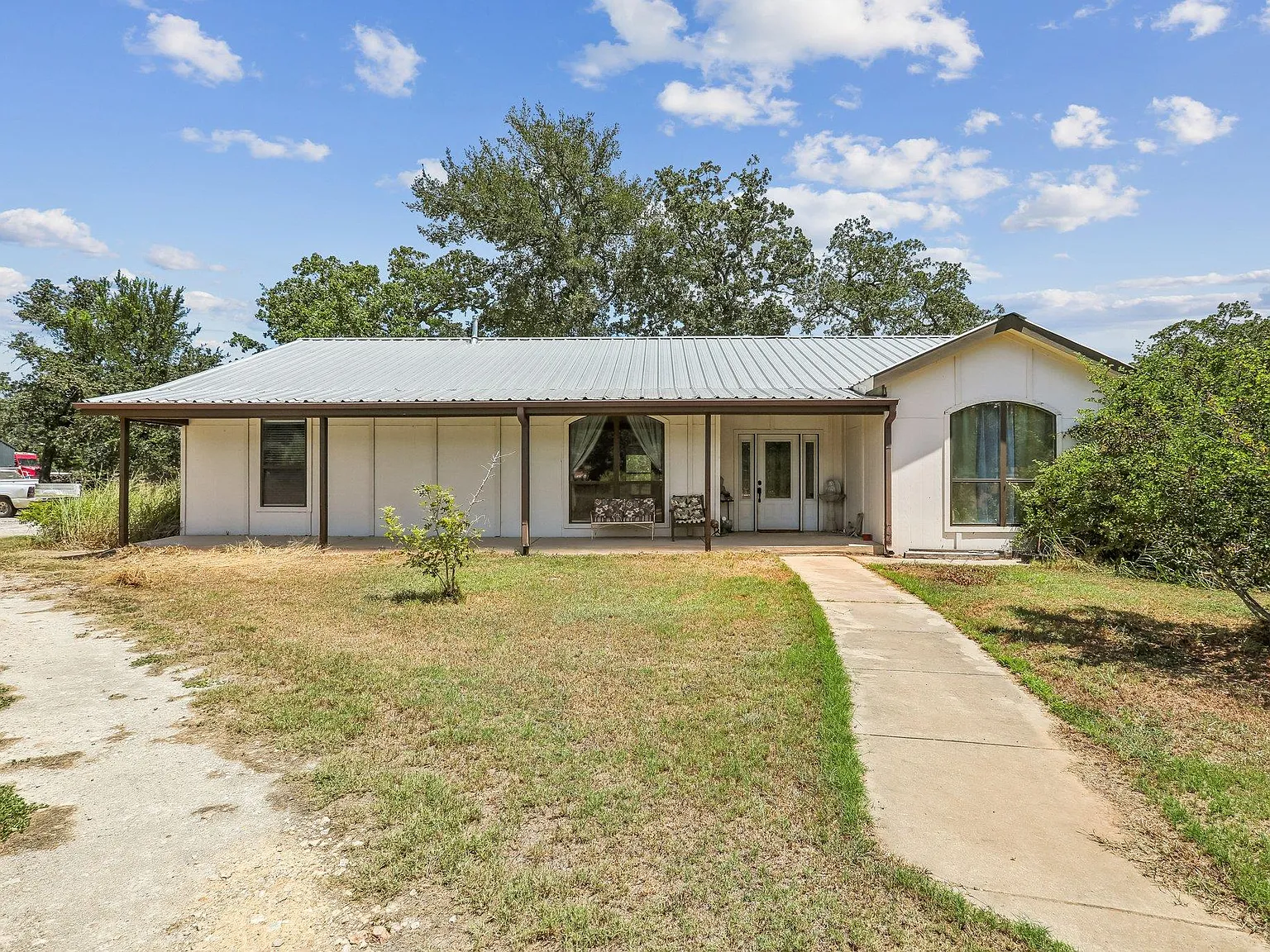 4 bed, 2.0 bath, 1919 sqft, $1,950 — Photo 2