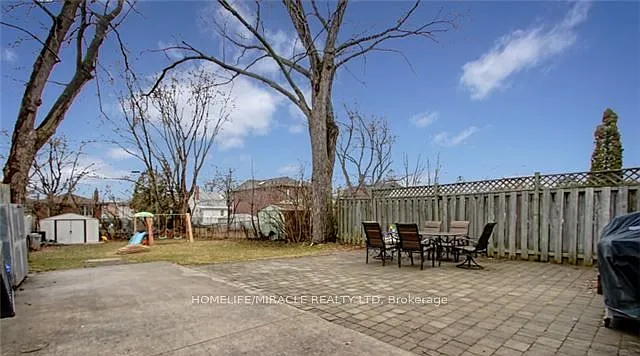 1058 Alexandra Ave W #UPPER — Photo 9