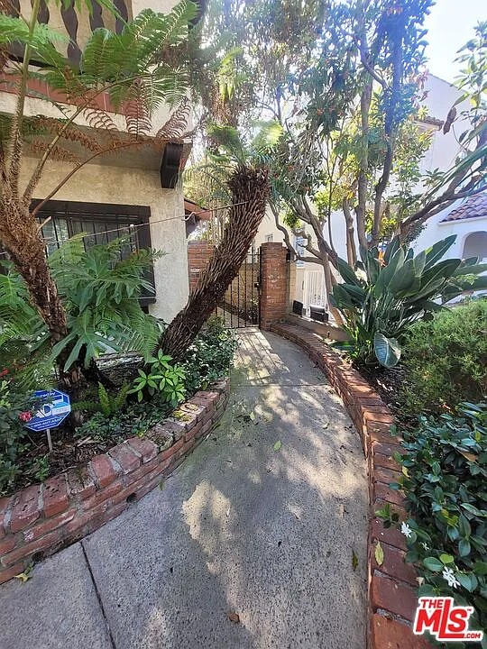 3 bed, 2.5 bath, 1664 sqft, $8,900 — Photo 2