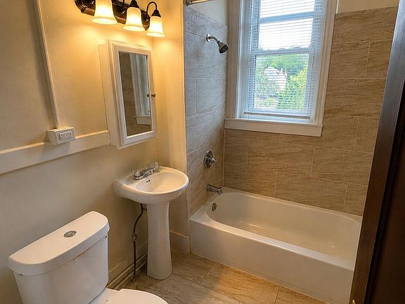 5th image of 409 Fountain Ct
