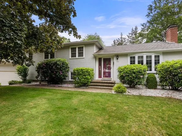 186 Meadowlark Dr, Longmeadow, MA 01106
