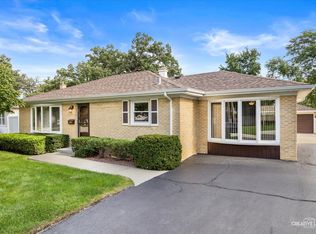 304 Crestwood Dr, Roselle, IL 60172