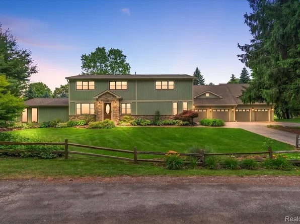 5630 Griffith Dr, Brighton, MI 48116