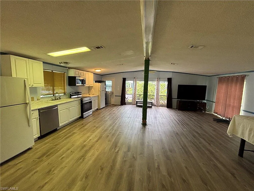 2 bed, 2.0 bath, 1629 sqft, $2,350 — Photo 2