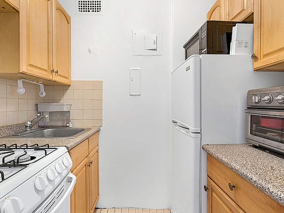 4th image of 225 E 36th St APT 3D