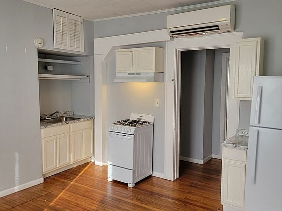 2nd image of 800 Mamie St #2
