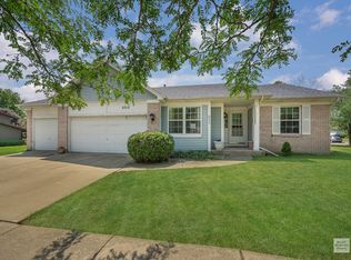 2712 W Downer Pl, Aurora, IL 60506