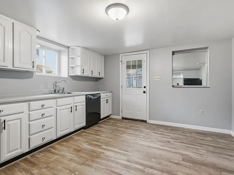 214 Campbell St — Photo 16