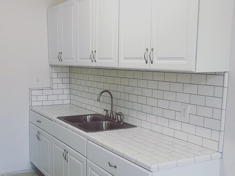 2nd image of 760 N Hoover St #404