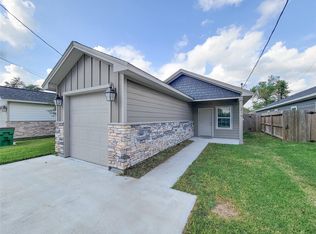 216 W Live Oak St, Angleton, TX 77515
